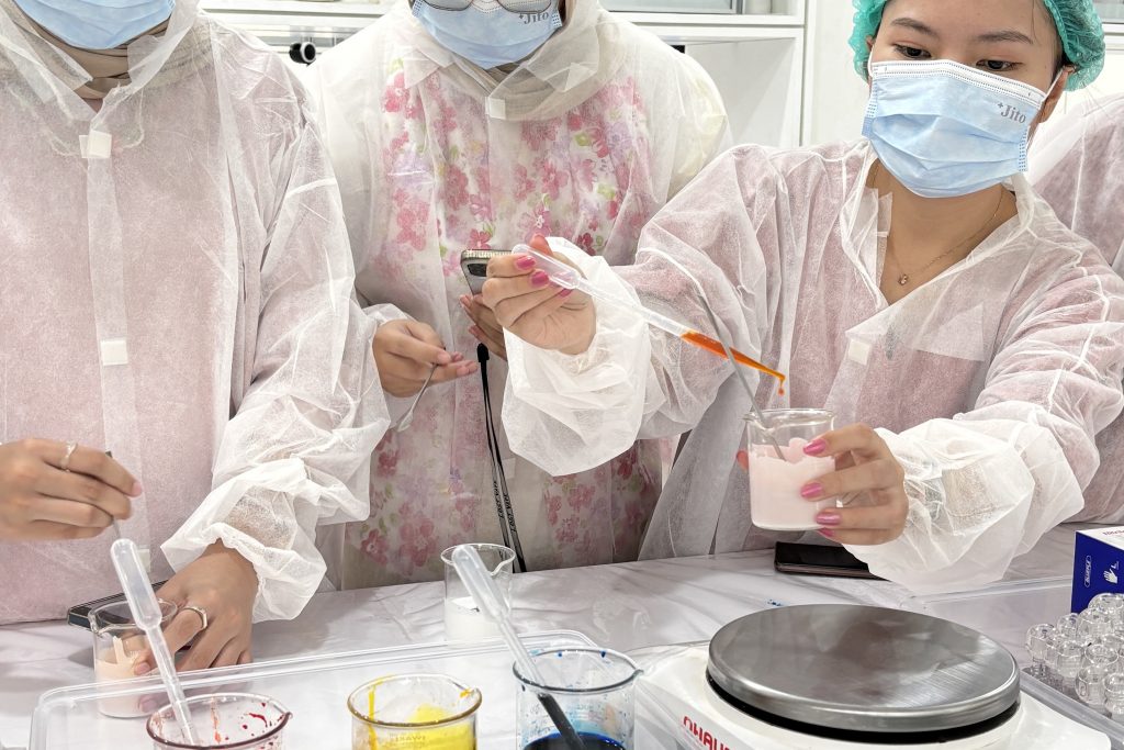 Mulai Bisnis Skincare dari Nol? Ini 7 Tips Penting Memilih Jasa Maklon yang Tepat | Pabrik Kosmetik, Skincare, dan Parfum Terbaik di Jakarta Tangerang | Sinar Alfa Omega