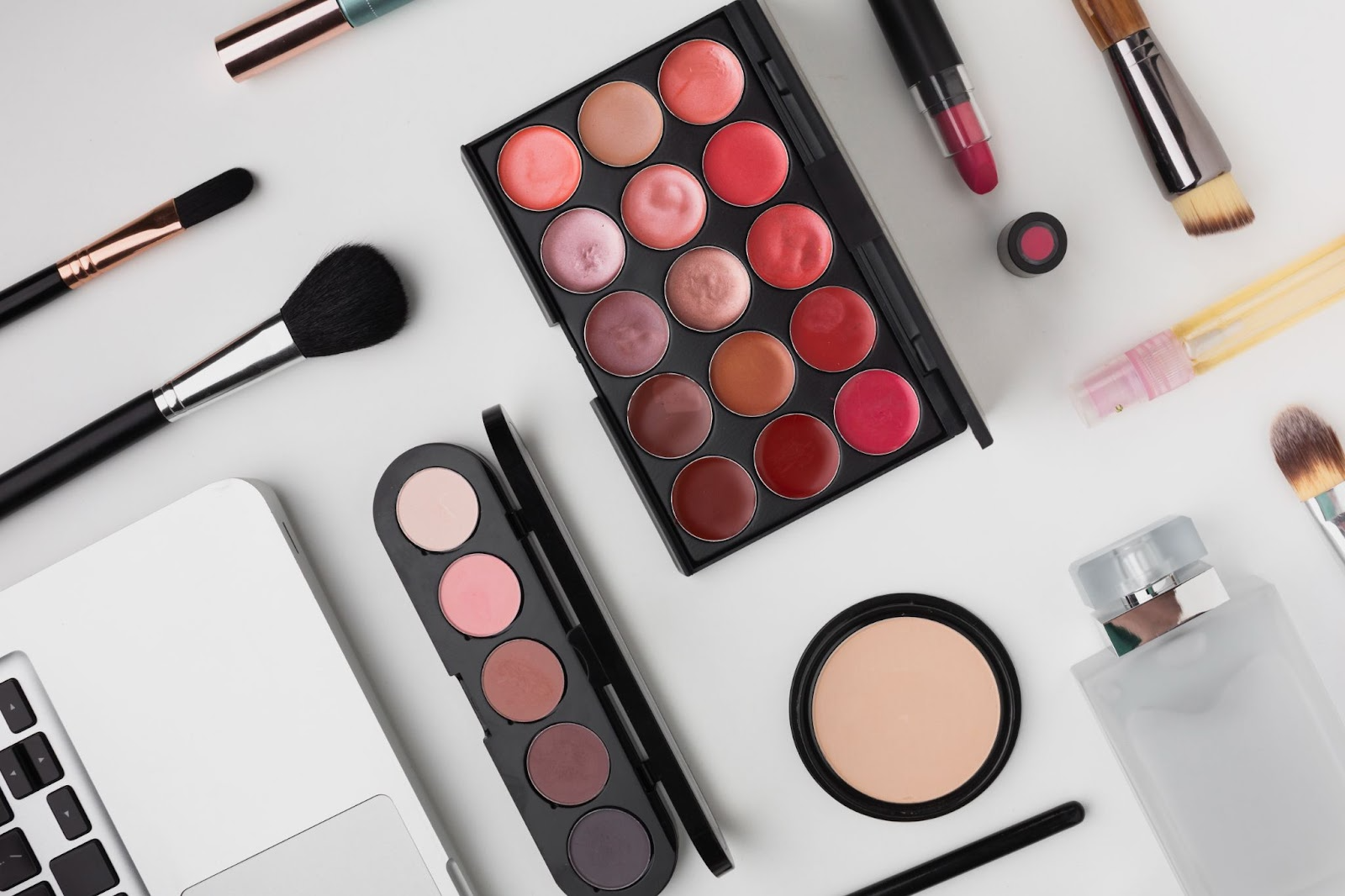 4 Tren Strategi Produk Makeup yang Bakal Guncang Dunia Kecantikan 2026! | Jasa Maklon Kosmetik Terbaik dan Terpercaya di Jakarta dan Tangerang | Sinar Alfa Omega
