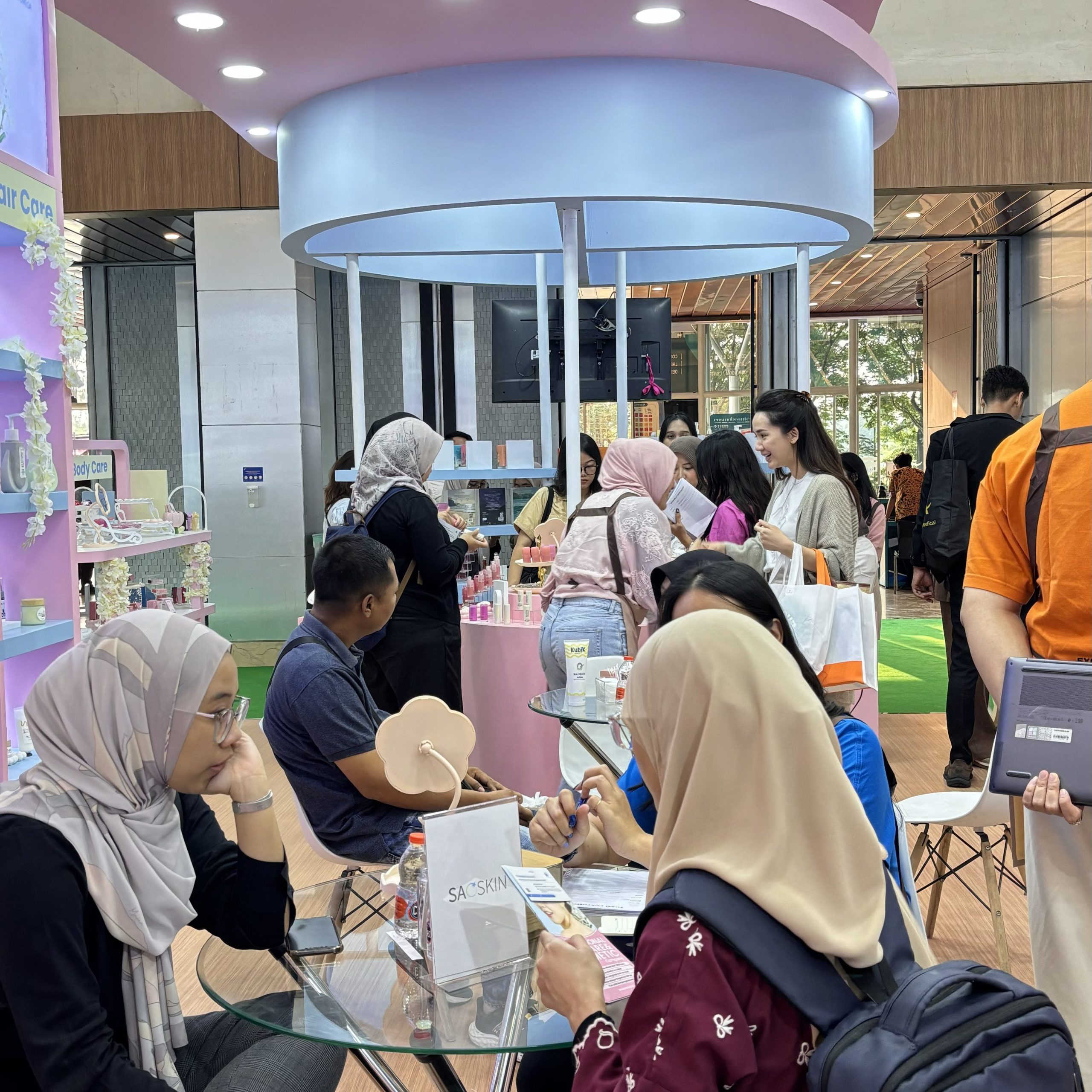 Sukses di Cosmobeauté 2025: Sinar Alfa Omega Buktikan Maklon Kosmetik Bisa Fun dengan Konsep 'Playtopia' | Jasa Maklon Skincare Kosmetik Parfum Terbaik di Jakarta dan Tangerang | Sinar Alfa Omega