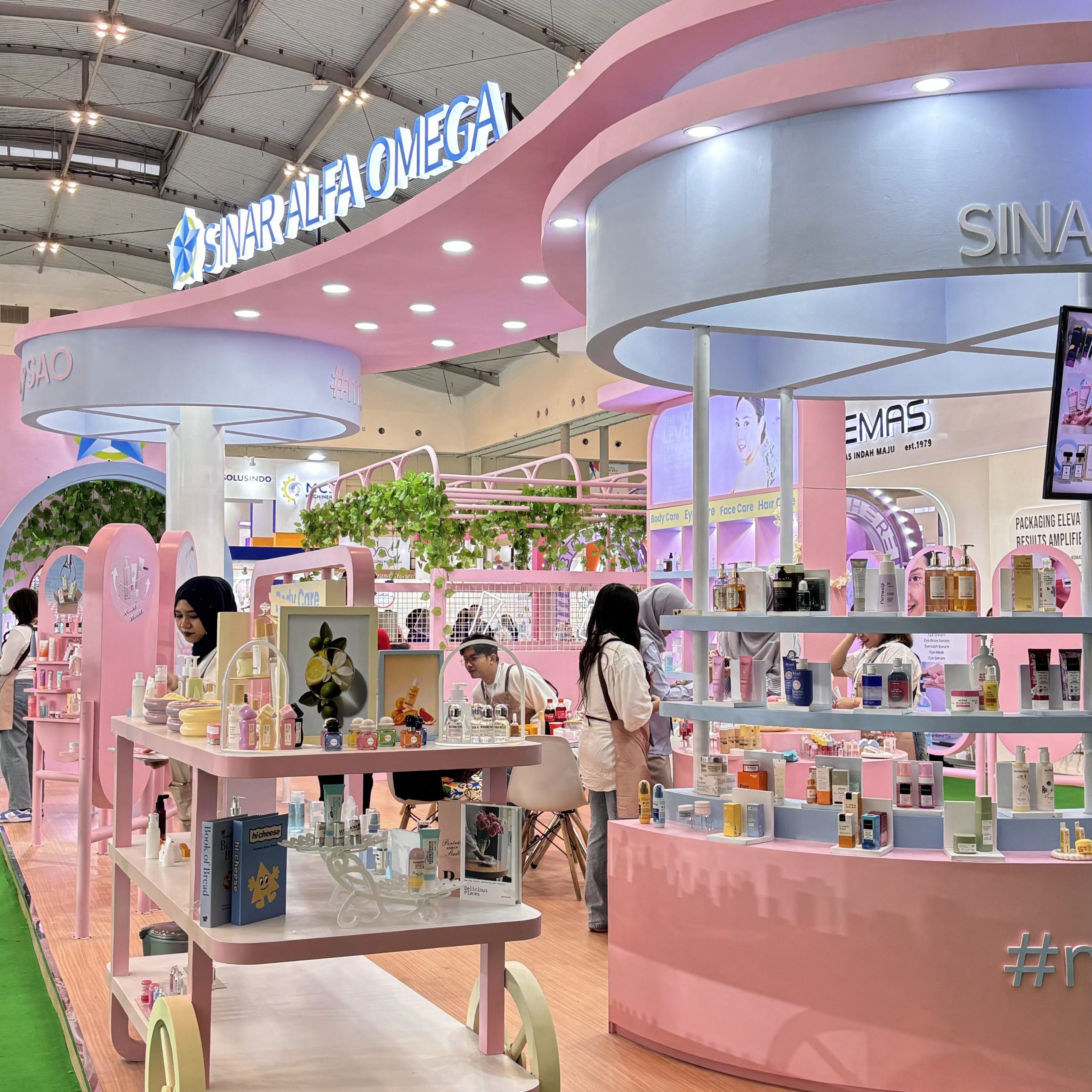 Sukses di Cosmobeauté 2025: Sinar Alfa Omega Buktikan Maklon Kosmetik Bisa Fun dengan Konsep 'Playtopia' | Jasa Maklon Skincare Kosmetik Parfum Terbaik di Jakarta dan Tangerang | Sinar Alfa Omega